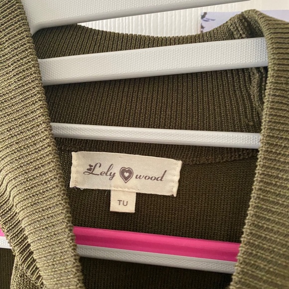 LELY WOOD GREEN COLLAR TANKTOP - Picture 2 of 3